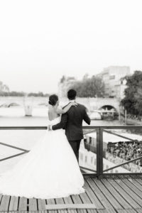 pont des arts les mariés rigolent