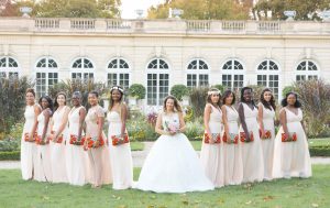 Photographe de mariage à courbevoie demoiselle d'honneur en ligne pose dans le parc des bagatelles à neuilly sur seines