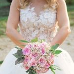 Photographe de mariage à courbevoie Photographe de naissance et mariage mariée avec bouquet de fleurs dans les main au parc des baguatelle neuilly sur seine