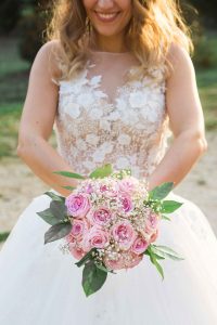 Photographe de mariage à courbevoie Photographe de naissance et mariage mariée avec bouquet de fleurs dans les main au parc des baguatelle neuilly sur seine