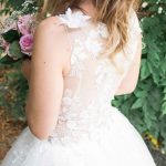 Photographe de mariage à courbevoie mariée avec bouquet de fleur dans les mains parc des baguatelle neuilly sur seine