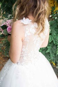 Photographe de mariage à courbevoie mariée avec bouquet de fleur dans les mains parc des baguatelle neuilly sur seine