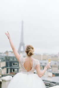 une mariée avec du champagne