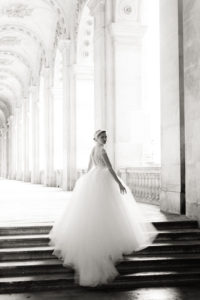 une femme au louvre en robe de mariage