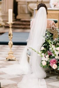 une mariée dans l eglise