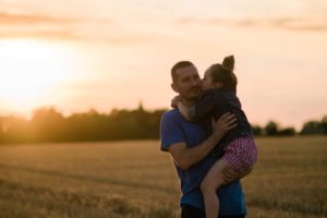 couché de soelil avec papa et sa fille