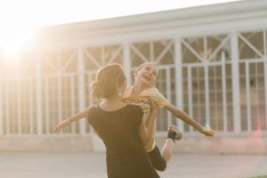 un enfant dans les bras de ses parents