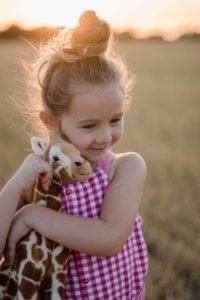 une enfant avec son doudou