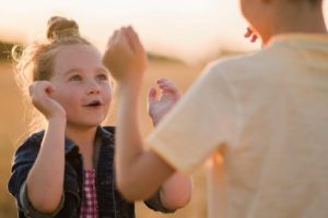 des enfants jouent