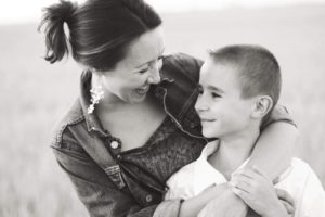 une femme rigole avec son fils