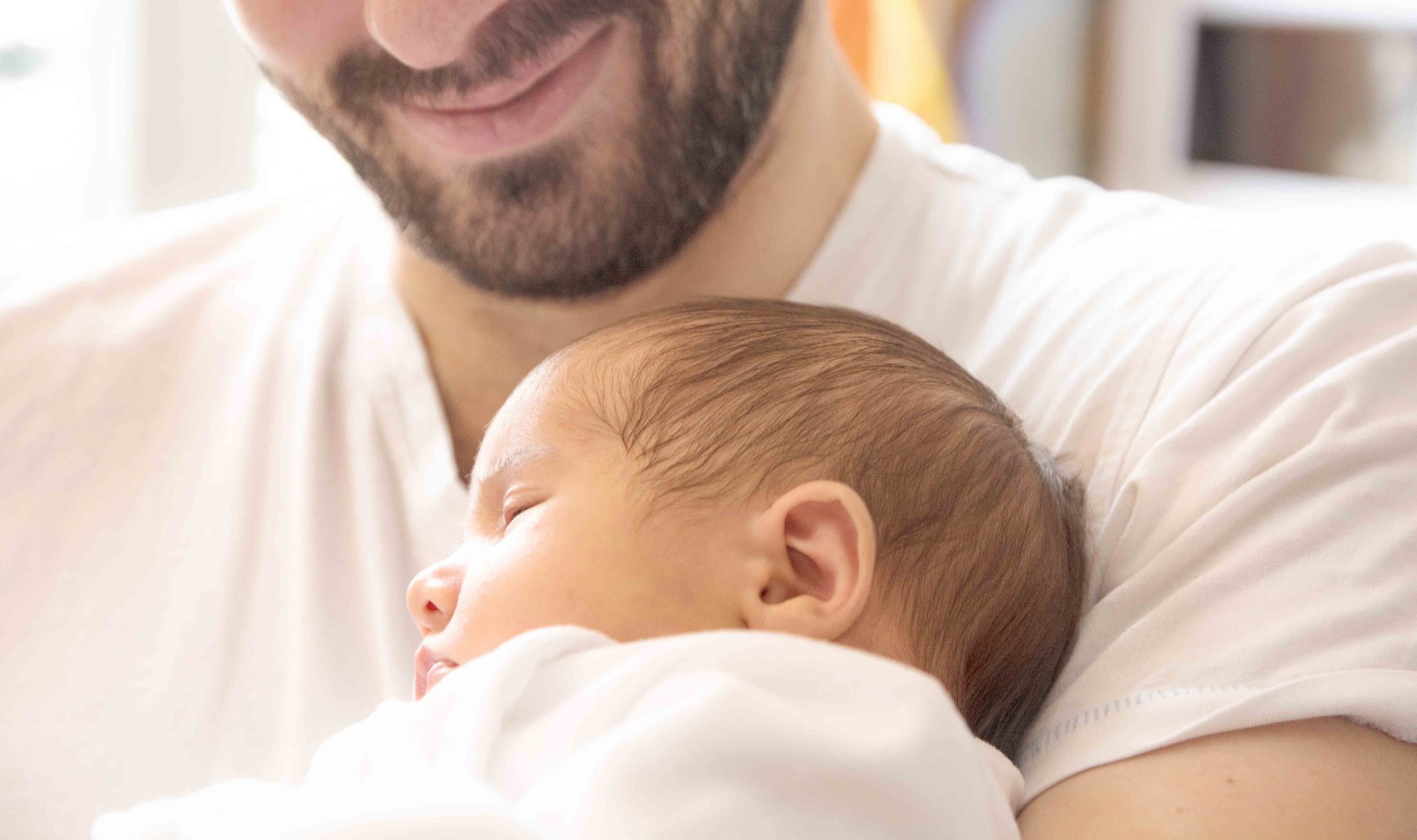 séance-photos-naissance-papa-avec-bébé-dans-les-bras-objectif-photo ...
