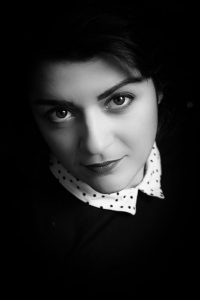 portrait d une femme en noir et blanc