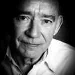 portrait d un homme en noir et blanc