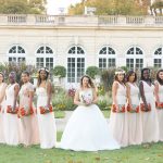 Photographe de mariage à courbevoie demoiselle d'honneur en ligne pose dans le parc des bagatelles à neuilly sur seines