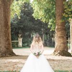 Photographe de mariage à courbevoie Photographe de naissance et mariage mariée de dos avec bouquet de fleur dans les mains parc des baguatelle neuilly sur seine