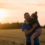 couché de soelil avec papa et sa fille