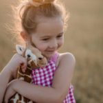 une enfant avec son doudou