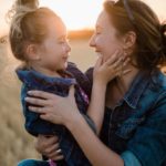 une maman prend sa fille dans ses bras