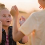 des enfants jouent